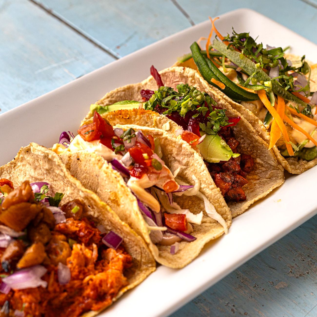 Tacos al pastor recién servidos con piña y cilantro