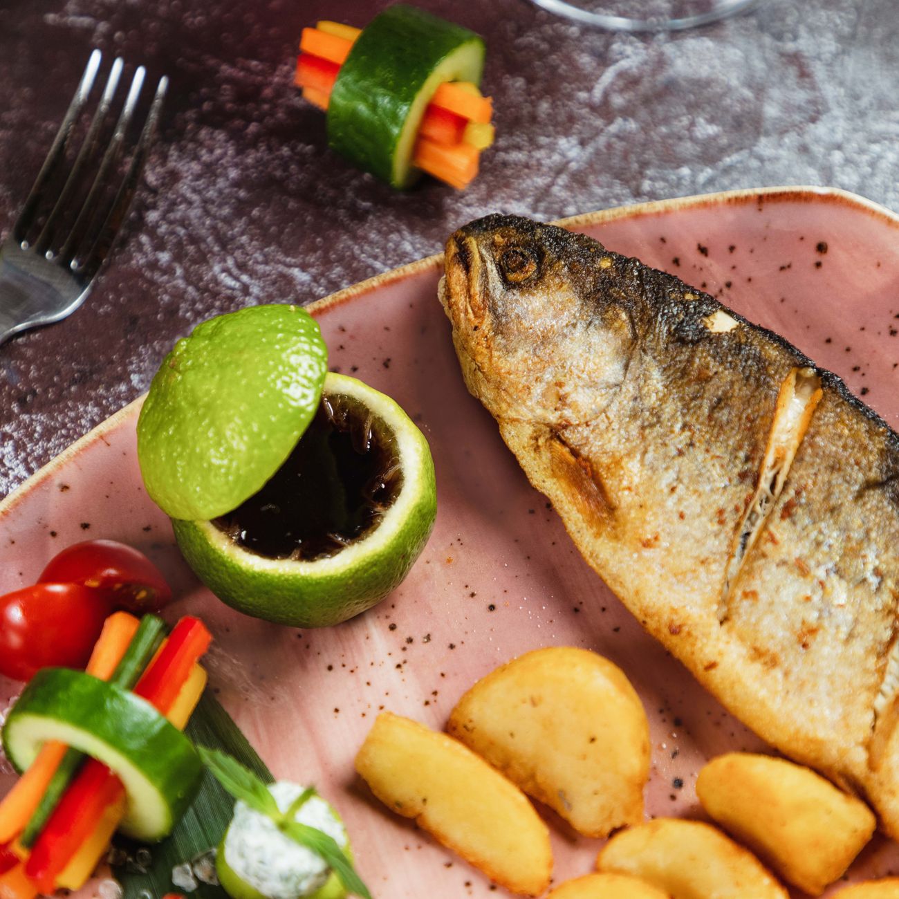 Pescado entero a la talla asado sobre brasa